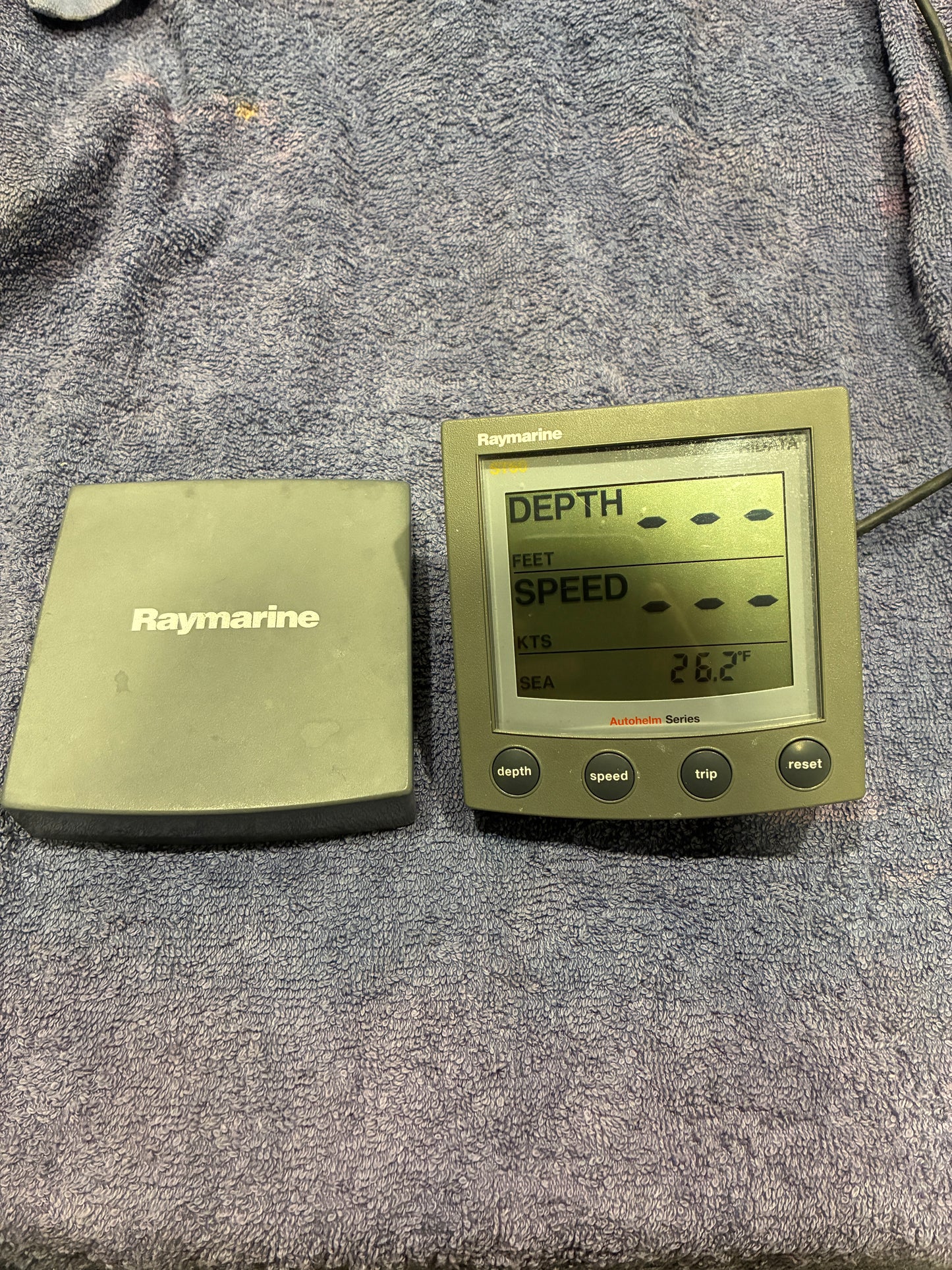 Raymarine ST60 Tridata depth and speed display tested working with Raymarine sun cover
