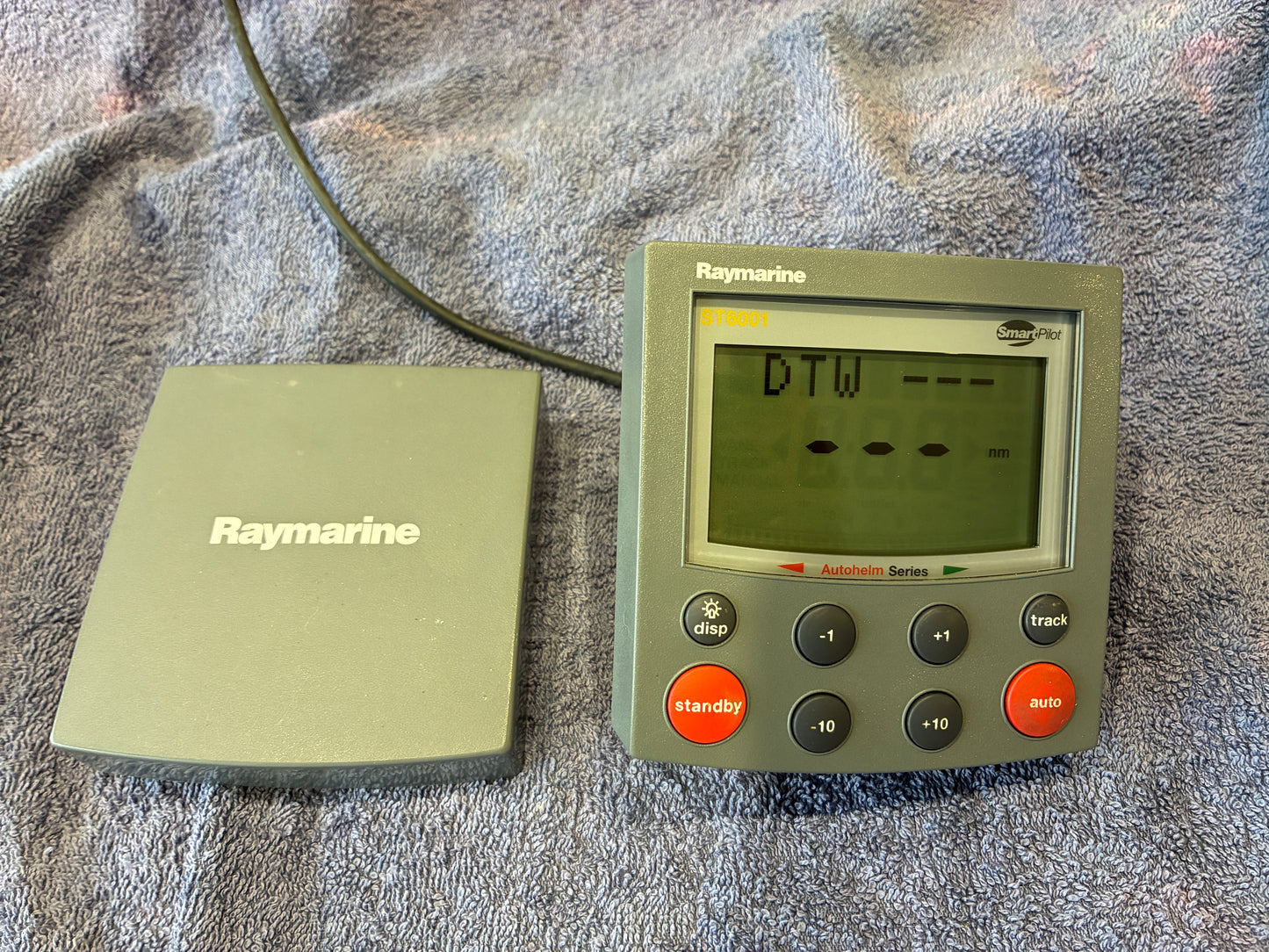 Raymarine ST6001 SmartPilot autopilot control head tested working with sun cover